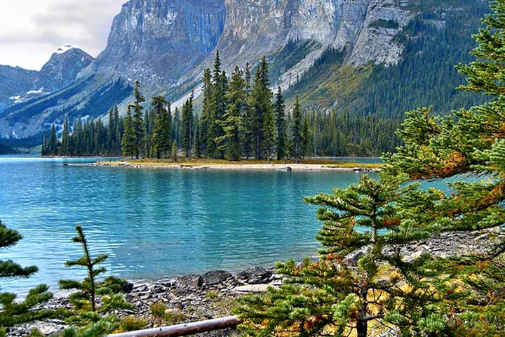 Sehensw&uuml;rdigkeiten in Kanada - Die "Geisterinsel" vor steilen Bergen