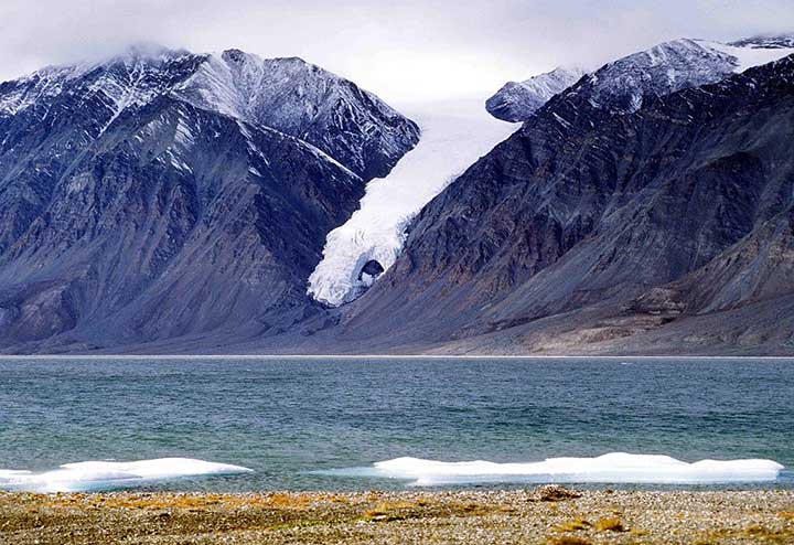 Sehensw&uuml;rdigkeiten in Kanada - Gull Glacier ("Hand of God") at Tanquary Fiord opposite to Parks Canada campsite; Quttinirpaaq National Park, Nunavut, Canada